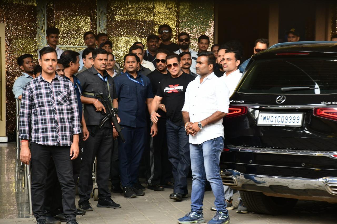Salman Khan was spotted returning to the city ahead of Bigg Boss 19 finale shoot. He looked dapper in black t-shirt and waved at paps.